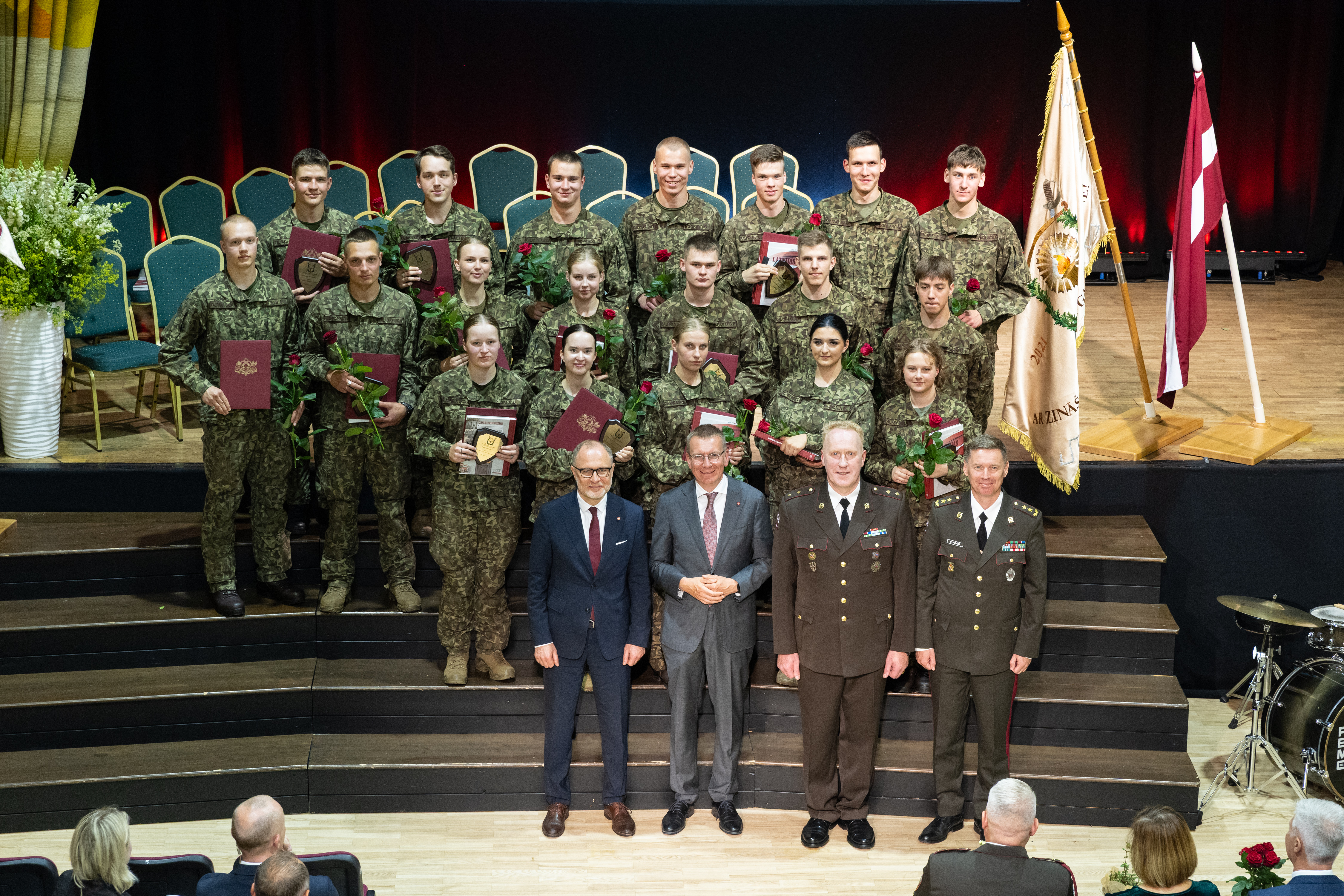  Kalpaka skolas absolventu un valsts un militāro amatpersonu kopbilde