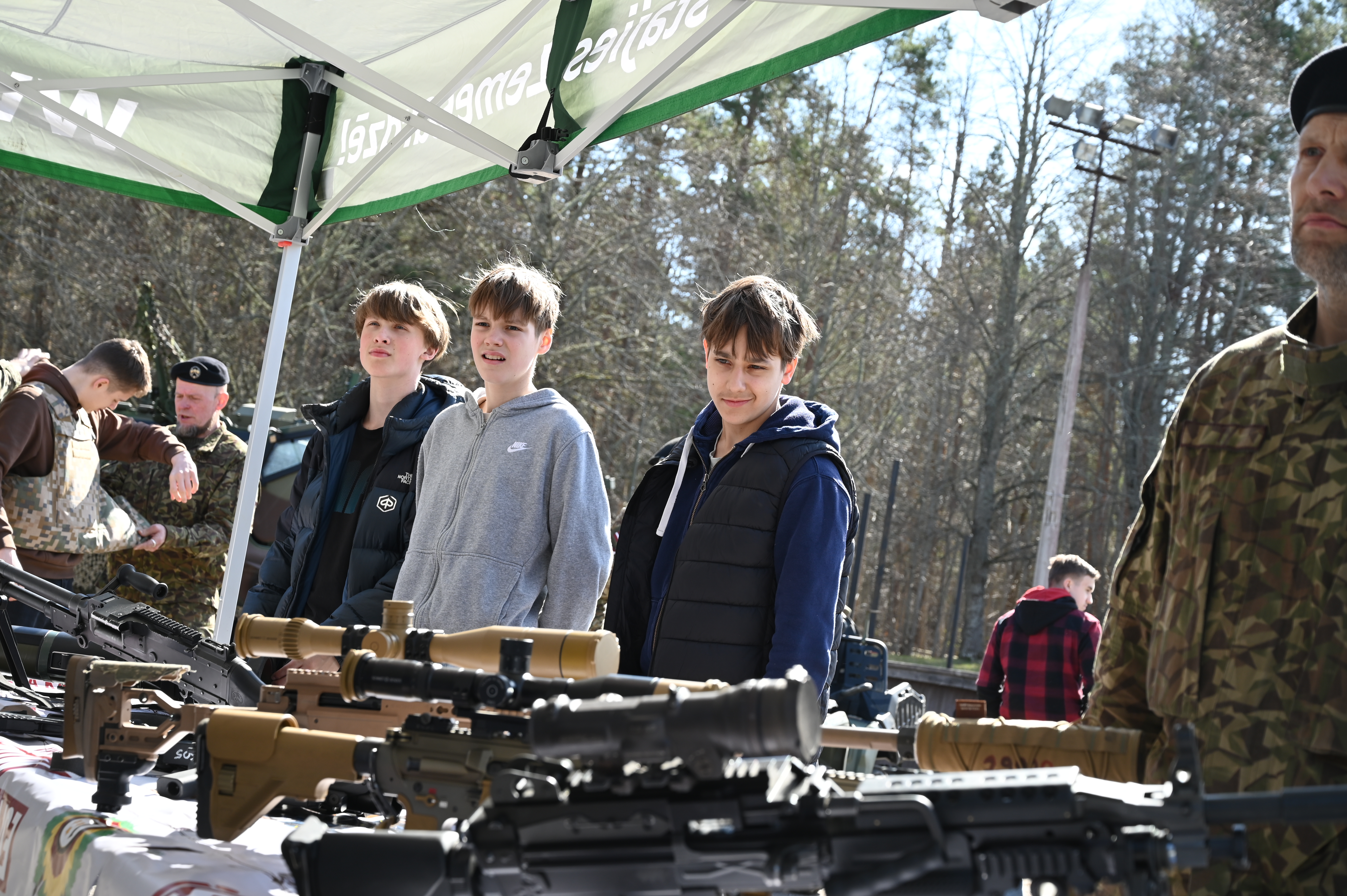 Jaunieši pie displeja