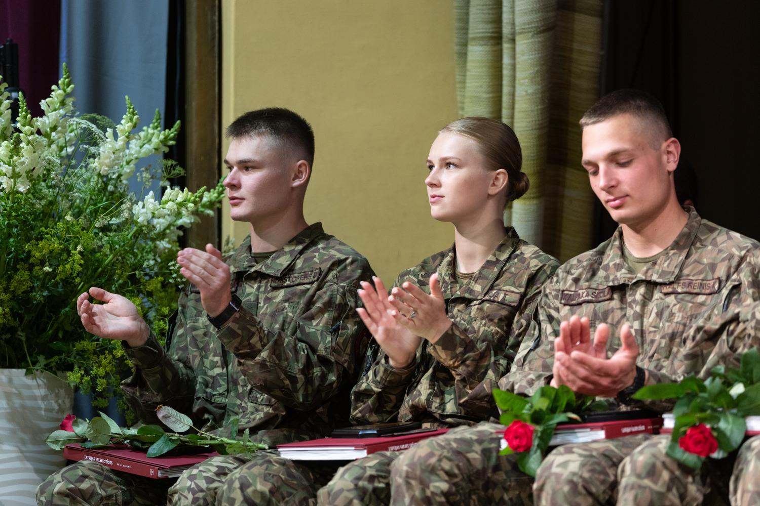 Nikija Tēra (vidū)