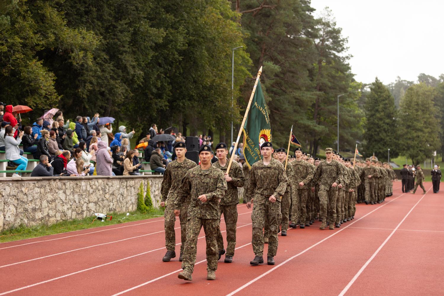 Kadeti soļo stadionā