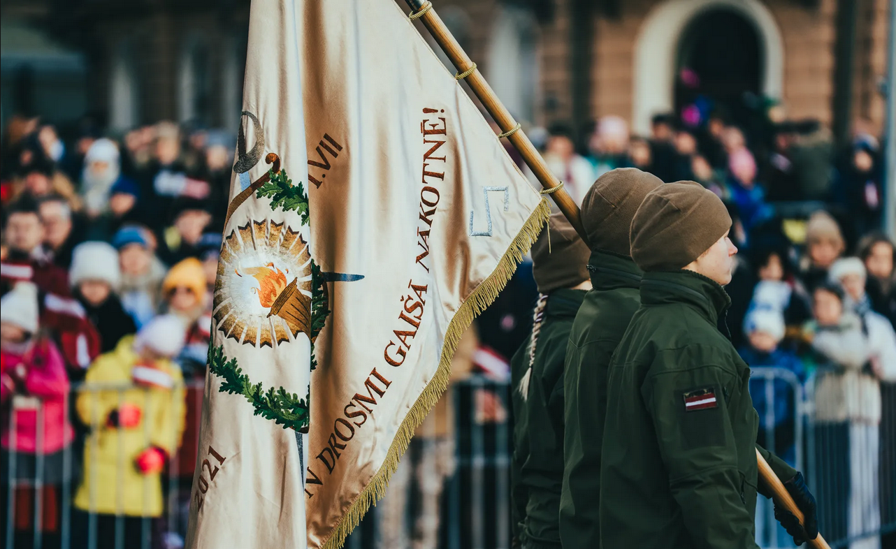 Kalpaka skolas audzēkņi ar skolas karogu