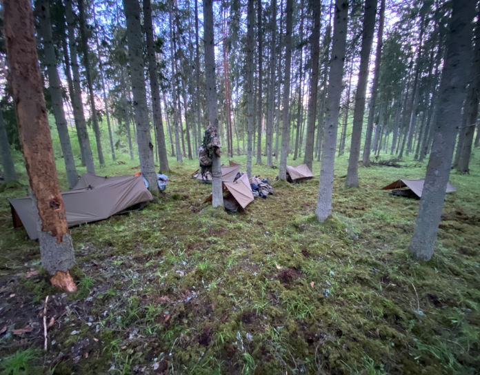Nakšņošana laukā teltenēs mežā