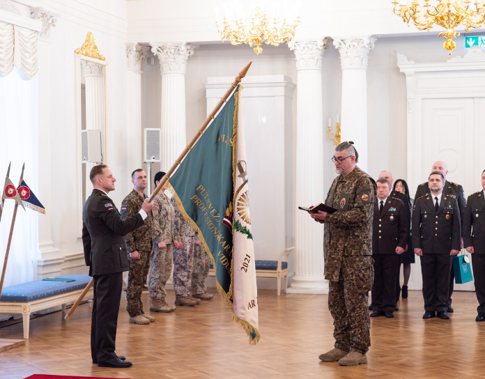 Kapelāns Mārtiņš Burke-Burkevics iesvēta karogu