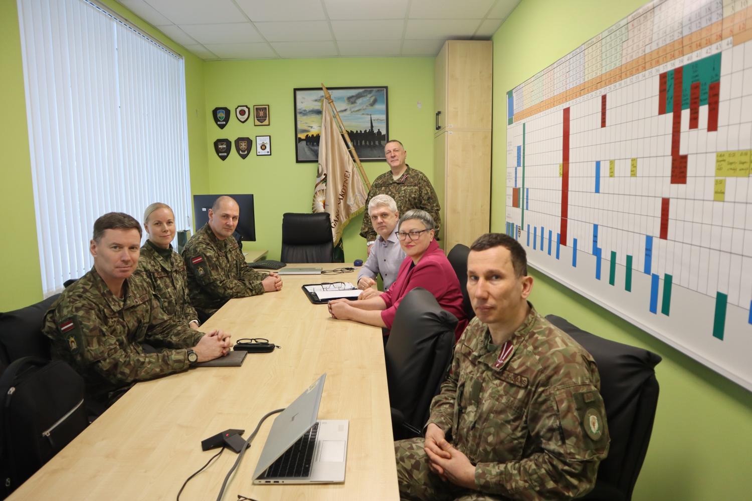 Nacionālo bruņoto spēku vadība un Kalpaka skolas pārstāvji