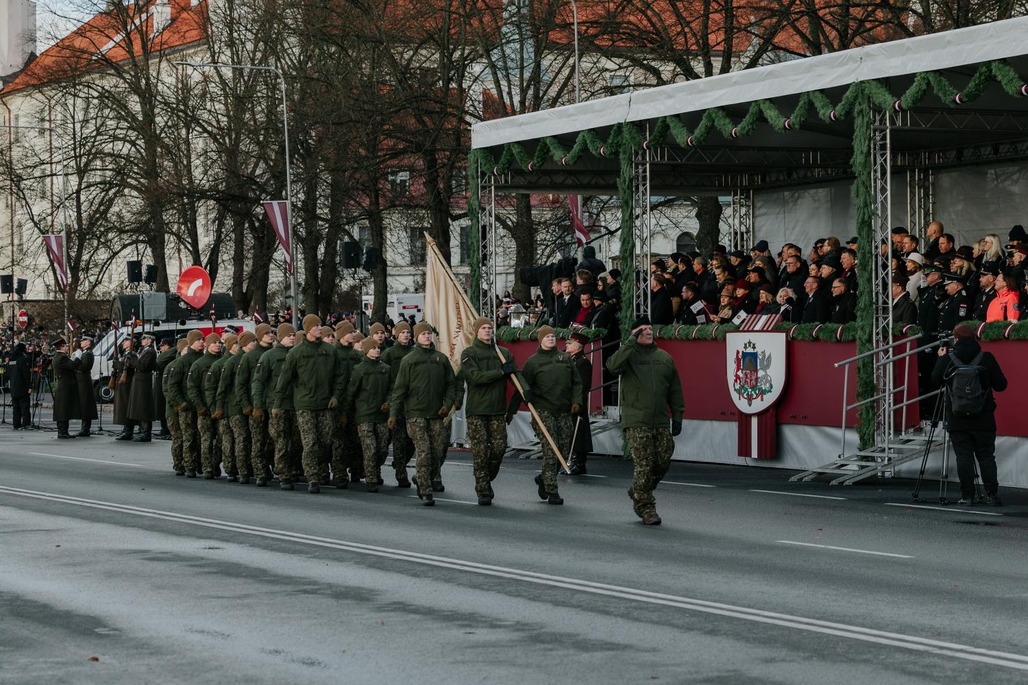 Kalpaka skolas audzēkņi parādē