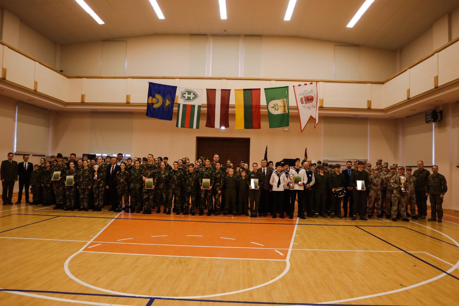 Sacensību dalībnieki apbalvošanas ceremonijā