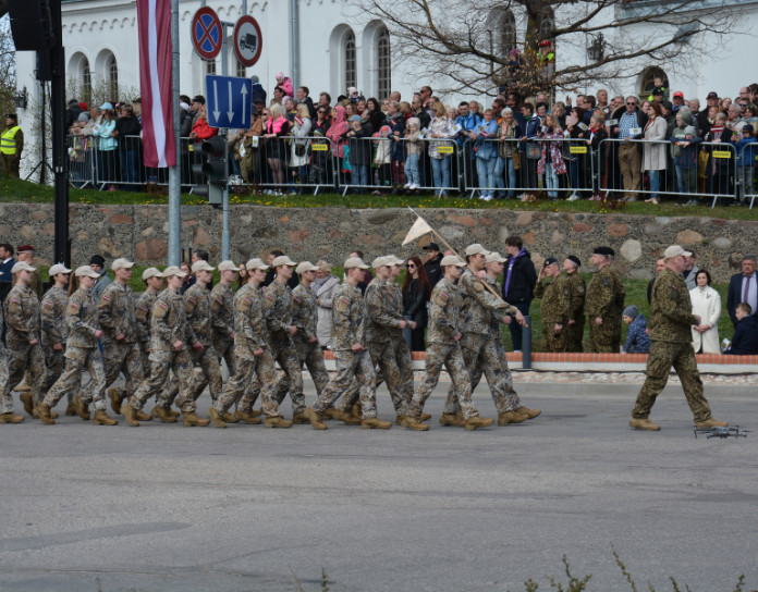 Kadeti soļo militārajā parādē