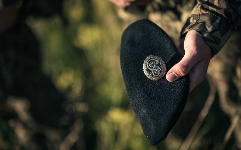 Berete ar Kalpaka skolas kokardi