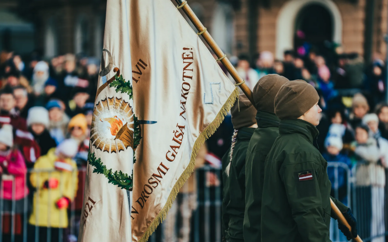 Kalpaka skolas audzēkņi ar skolas karogu