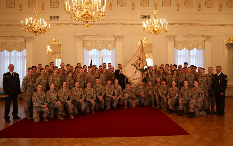 Skolas kadeti karoga iesvētīšanas ceremonijā